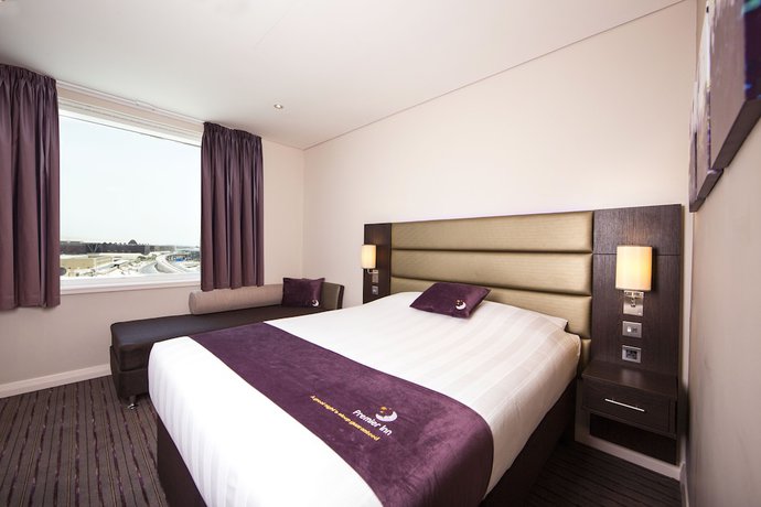 Imagen de la habitación del Hotel Premier Inn Doha Education City. Foto 6
