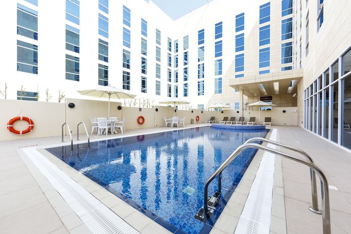 Imagen de la piscina del Hotel Premier Inn Doha Education City. Foto 18