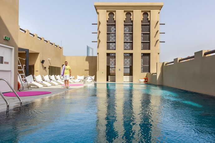 Imagen de la piscina del Hotel Premier Inn Dubai Al Jaddaf. Foto 14