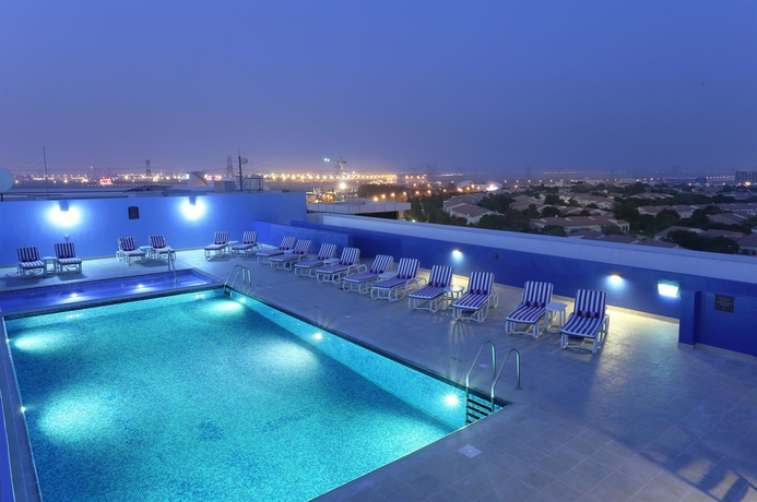 Imagen de la piscina del Hotel Premier Inn Dubai Investment Park. Foto 7