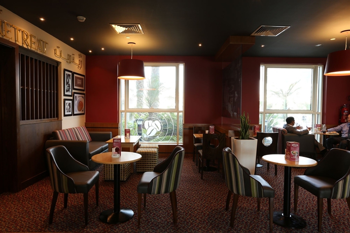 Imagen del bar/restaurante del Hotel Premier Inn Dubai Investment Park. Foto 2