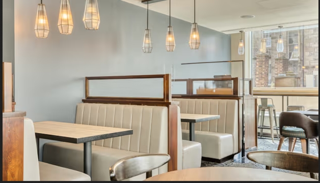 Imagen del bar/restaurante del Hotel Premier Inn Edinburgh City Centre (Waverley). Foto 2