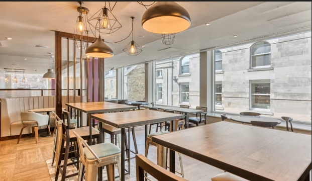 Imagen del bar/restaurante del Hotel Premier Inn Edinburgh City Centre (Waverley). Foto 3