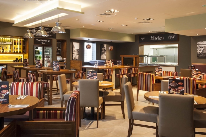 Imagen del bar/restaurante del Hotel Premier Inn Fleet. Foto 2