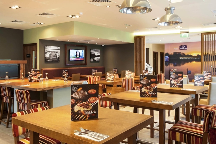 Imagen del bar/restaurante del Hotel Premier Inn Fleet. Foto 3