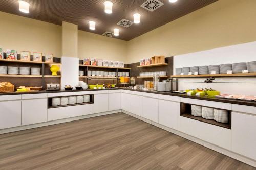 Imagen del bar/restaurante del Hotel Premier Inn Freiburg City Nord. Foto 3