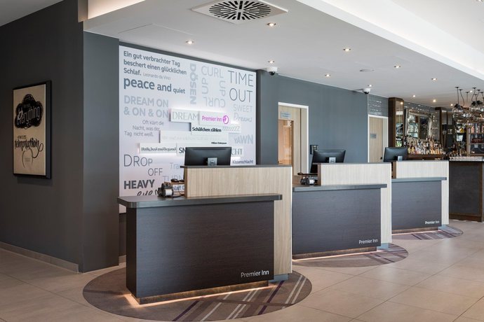 Imagen de los interiores del Hotel Premier Inn Freiburg City S&uuml;d. Foto 9