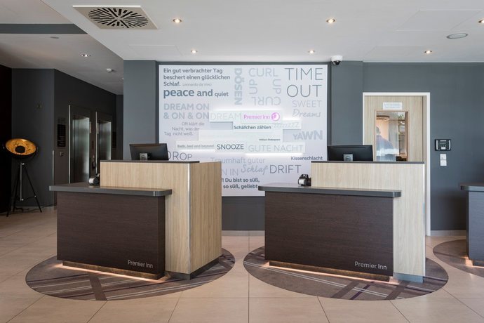 Imagen de los interiores del Hotel Premier Inn Freiburg City S&uuml;d. Foto 10