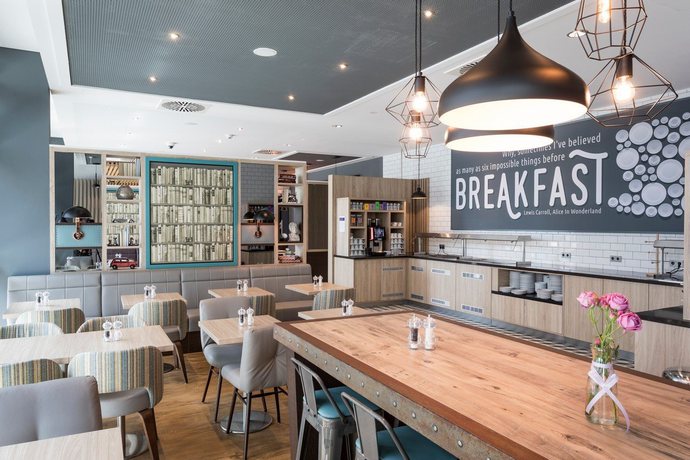 Imagen del bar/restaurante del Hotel Premier Inn Freiburg City S&uuml;d. Foto 2