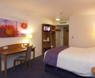 Imagen de la habitación del Hotel Premier Inn Heathrow T5. Foto 4