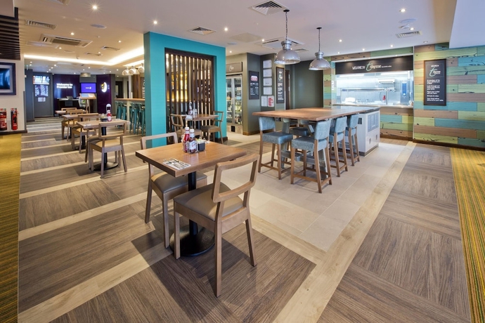 Imagen del bar/restaurante del Hotel Premier Inn Letchworth Garden City. Foto 2