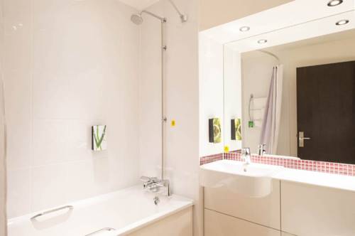 Imagen de la habitación del Hotel Premier Inn London Archway. Foto 10