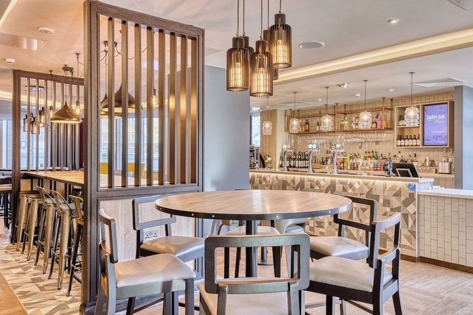 Imagen del bar/restaurante del Hotel Premier Inn London Canary Wharf (Westferry). Foto 3