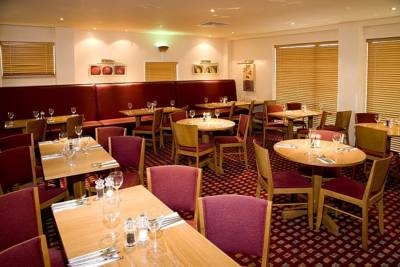 Imagen del bar/restaurante del Hotel Premier Inn London Docklands ExCel. Foto 4