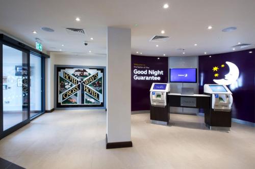 Imagen de los interiores del Hotel Premier Inn London Eltham. Foto 5