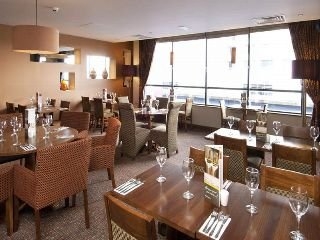 Imagen del bar/restaurante del Hotel Premier Inn London Gatwick Airport North Terminal. Foto 5