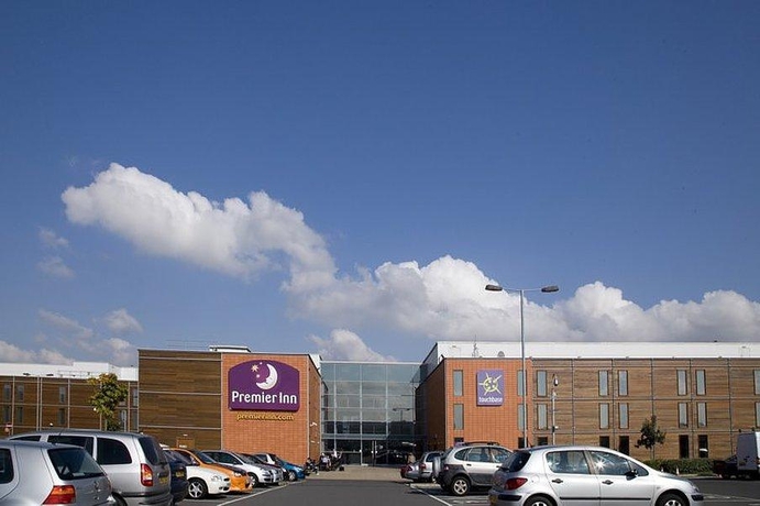 Imagen de los exteriores del Hotel Premier Inn London Heathrow Airport T2 & T3 (Bath Road). Foto 8