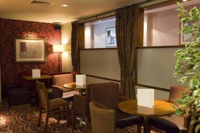 Imagen del bar/restaurante del Hotel Premier Inn London Kensington. Foto 3