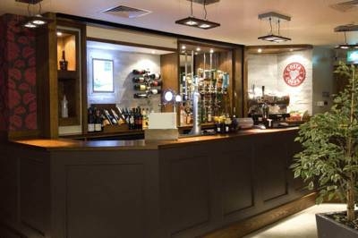 Imagen del bar/restaurante del Hotel Premier Inn London Kensington. Foto 4