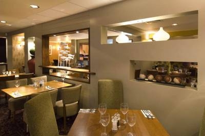 Imagen del bar/restaurante del Hotel Premier Inn London Kensington. Foto 5