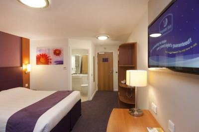 Imagen de la habitación del Hotel Premier Inn London Kensington. Foto 7