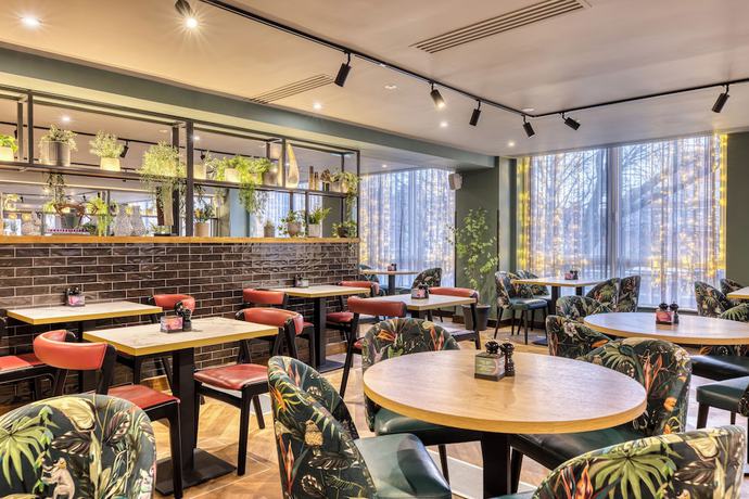 Imagen del bar/restaurante del Hotel Premier Inn London St Pancras. Foto 2