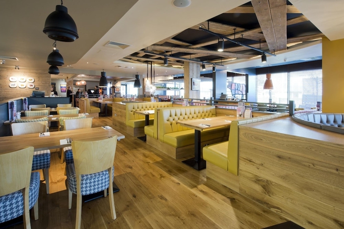 Imagen del bar/restaurante del Hotel Premier Inn London Uxbridge. Foto 2