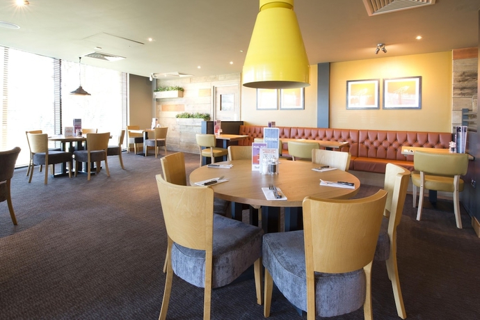 Imagen del bar/restaurante del Hotel Premier Inn London Uxbridge. Foto 3