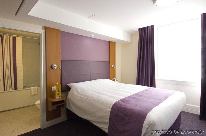 Imagen de la habitación del Hotel Premier Inn London Victoria. Foto 6