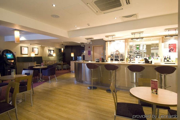 Imagen del bar/restaurante del Hotel Premier Inn London Victoria. Foto 5