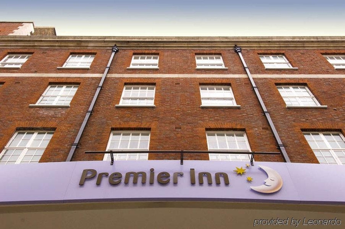 Imagen de los exteriores del Hotel Premier Inn London Victoria. Foto 8