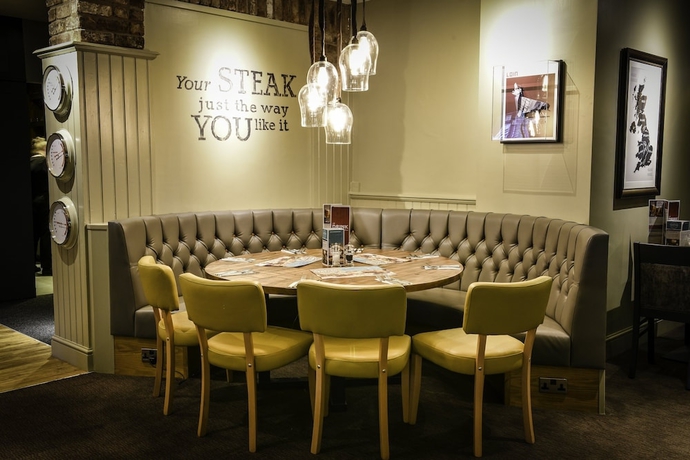 Imagen del bar/restaurante del Hotel Premier Inn Macclesfield North. Foto 10