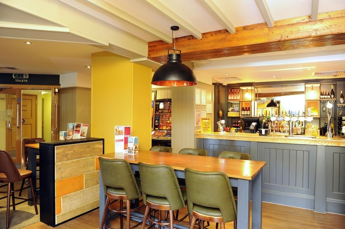 Imagen del bar/restaurante del Hotel Premier Inn Petersfield. Foto 3