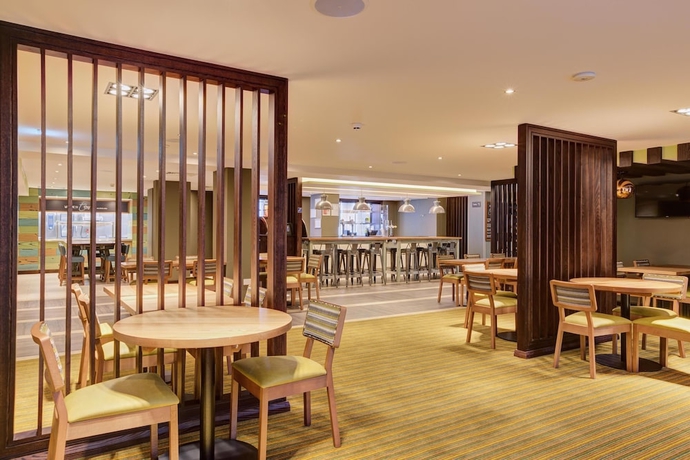 Imagen del bar/restaurante del Hotel Premier Inn Royal Tunbridge Wells. Foto 2