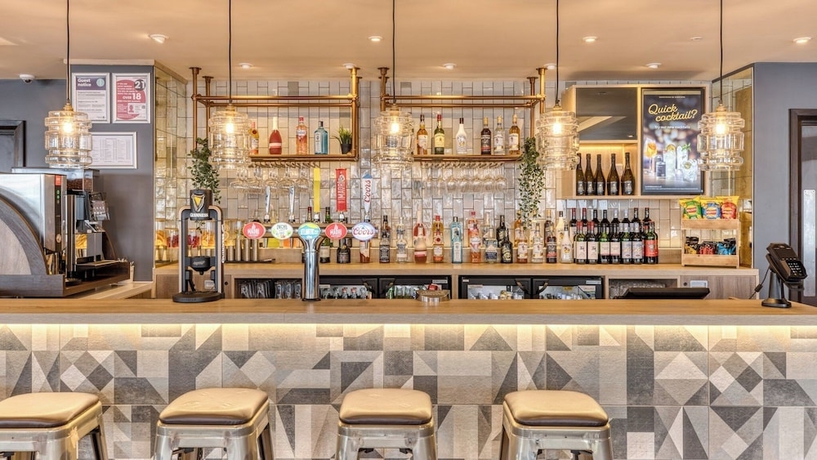 Imagen del bar/restaurante del Hotel Premier Inn Torquay Harbour. Foto 3