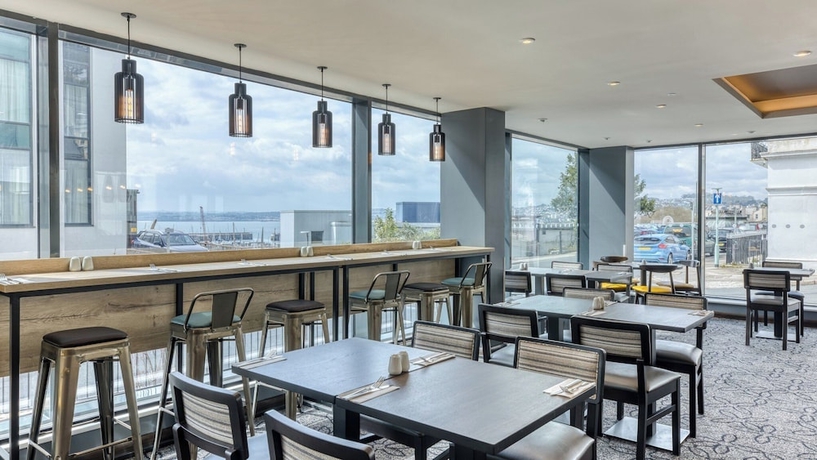 Imagen del bar/restaurante del Hotel Premier Inn Torquay Harbour. Foto 4