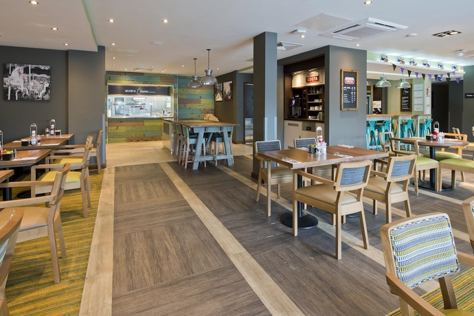 Imagen del bar/restaurante del Hotel Premier Inn Wadebridge. Foto 2