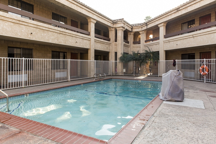 Imagen de la piscina del Hotel Premier Inns Thousand Oaks. Foto 19