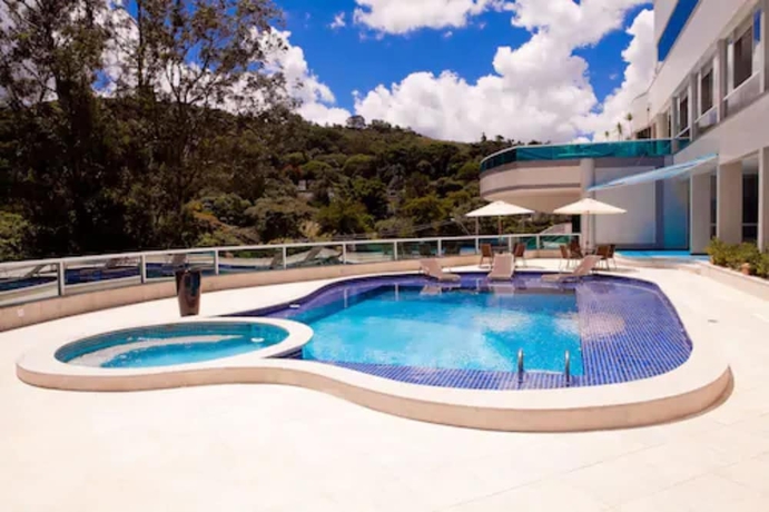 Imagen de la piscina del Hotel Premier Parc. Foto 17