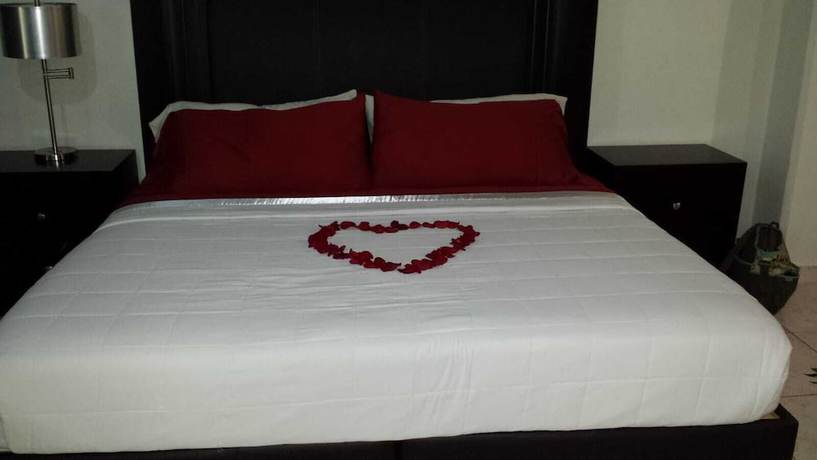 Imagen de la habitación del Hotel Premier Suites. Foto 2