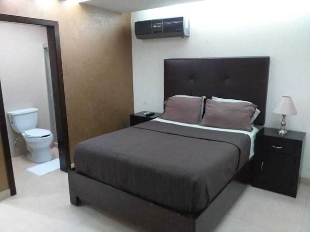 Imagen de la habitación del Hotel Premier Suites. Foto 3