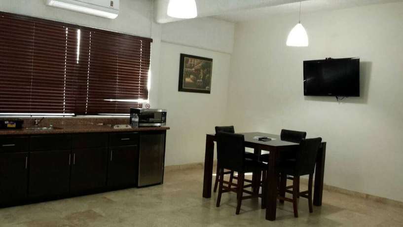 Imagen de la habitación del Hotel Premier Suites. Foto 6