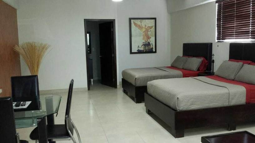 Imagen de la habitación del Hotel Premier Suites. Foto 8
