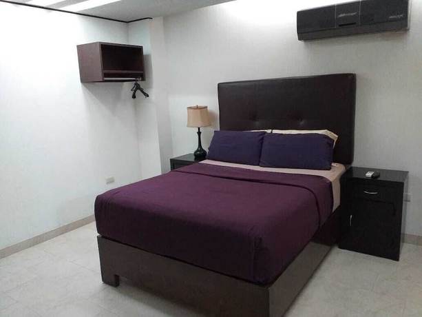 Imagen de la habitación del Hotel Premier Suites. Foto 14