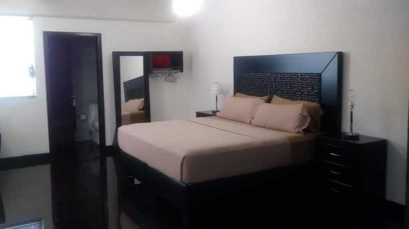 Imagen de la habitación del Hotel Premier Suites. Foto 16
