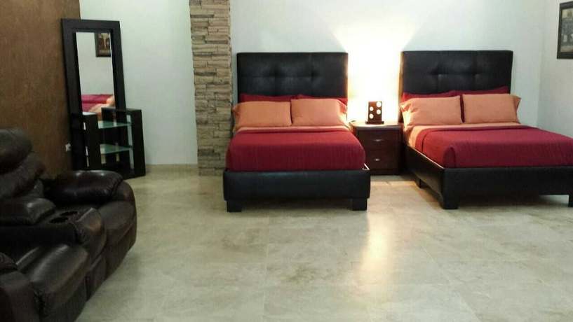 Imagen de la habitación del Hotel Premier Suites. Foto 18