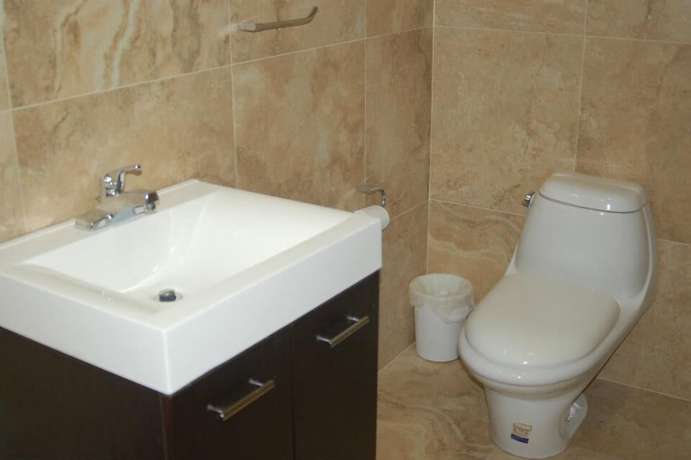Imagen de la habitación del Hotel Premier Suites. Foto 19