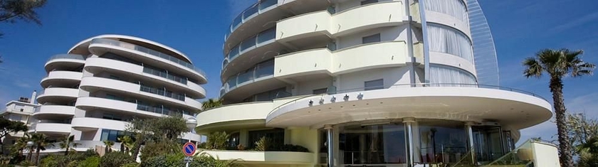 Imagen de los exteriores del Hotel Premier and Suites. Foto 13
