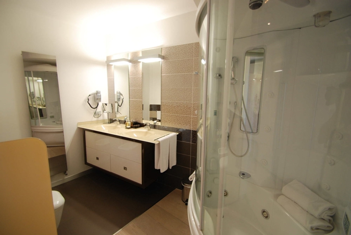 Imagen de la habitación del Hotel Premier and Suites. Foto 7