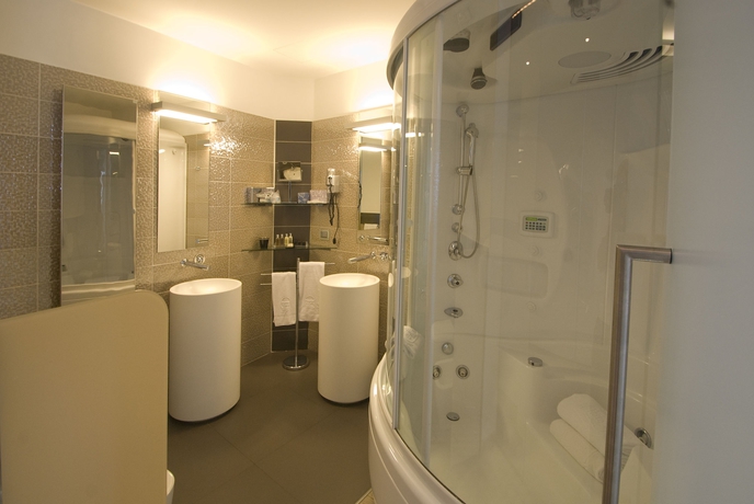 Imagen de la habitación del Hotel Premier and Suites. Foto 12